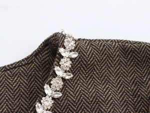 Gros plan sur le tissu à chevrons marron avec des cristaux de strass décoratifs