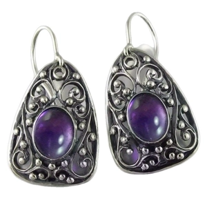 Orecchini vintage in argento traforato con gemma ovale viola in stile etnico
