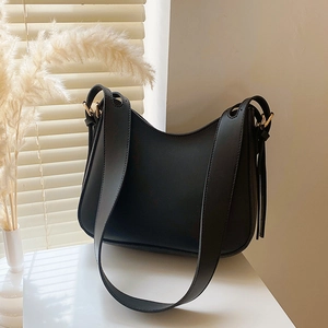 Sac à bandoulière hobo chic en cuir PU noir avec boucle dorée et large bandoulière