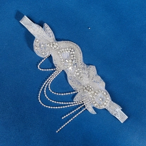 Bandeau de mariée en dentelle blanche avec perles, strass et chaînes à pompons cristal