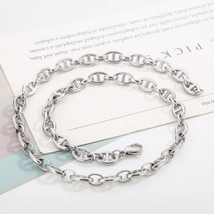 Detailed view of silver stainless steel pig nose chain link necklace with lobster clasp