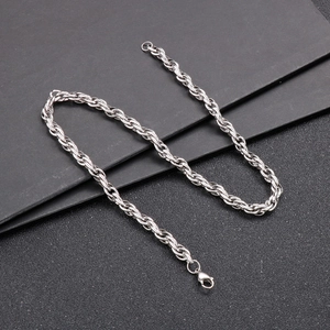 Détail d'un collier chaîne torsadée argentée de 7 mm avec un fermoir mousqueton robuste