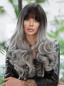 Détail de longs cheveux bouclés gris argenté dégradés avec frange et texture réaliste