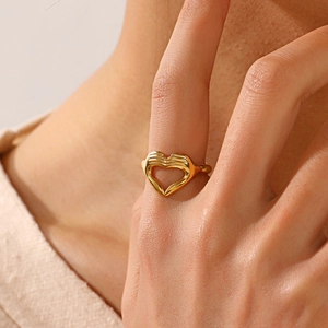 Bague coeur en acier inoxydable plaqué or 18 carats avec design évidé minimaliste