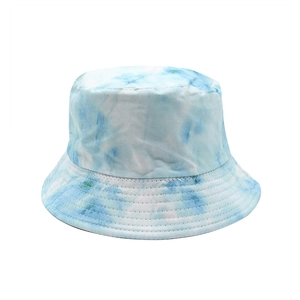Détail d'un bob tie-dye bleu clair avec coutures renforcées et protection solaire d'été