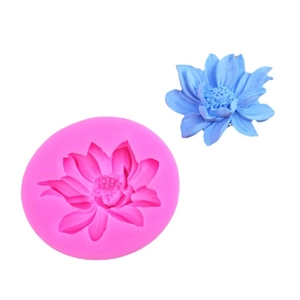 Stampo in silicone rosa a forma di loto con creazione in resina blu su fondo bianco