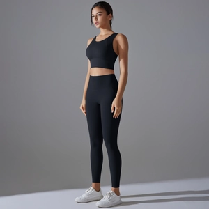 Nahaufnahme von schwarzem Yoga-Set mit High-Waist-Leggings und Sport-BH im Profi-Studio