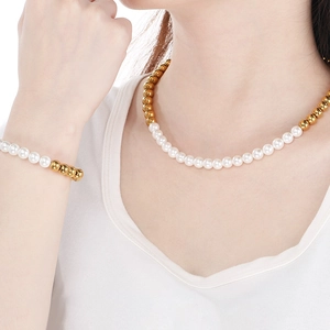 Mannequin portant un ensemble collier et bracelet en perles blanches dorées 18K