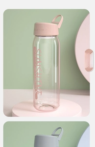 Détail des bouchons de gourde rose et gris avec poignées de transport et logo CASNO