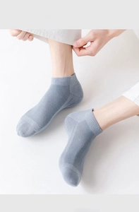 Vue de dessus de chaussettes en maille bleue respirante pour hommes sur fond blanc