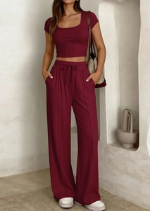 Détail du tissu en maille côtelée bordeaux sur l'ensemble haut court et pantalon