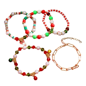 Dettaglio di un set di cinque braccialetti natalizi con ciondoli a renna e Babbo Natale