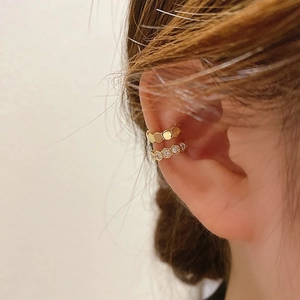 Élégantes manchettes d'oreilles hexagonales plaquées or avec pierres de zircon