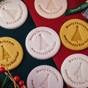 Weihnachtsbaum-Ausstechformen mit weißer und goldener Prägung für Kekse