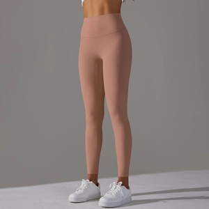 Vue détaillée du pantalon de yoga rose à taille haute avec fessier galbé et sans couture