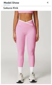 Detail van Sakura Pink yoga leggings met gekruiste hoge taille en witte contrast biesjes