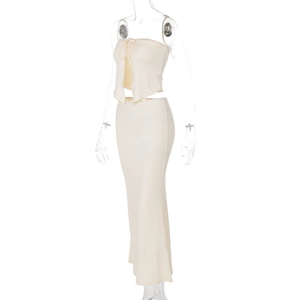 Detailansicht des cremefarbenen Zweiteilers mit Schnür-Bandeau-Top und High-Waist-Maxirock