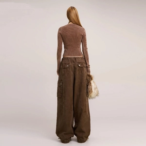 Vista posteriore maglia a coste marrone e pantaloni cargo con dettagli delle tasche