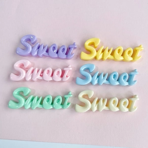 Vue détaillée de breloques Sweet en résine colorée pour barrettes et bijoux DIY