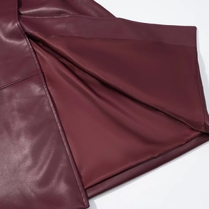 Vue détaillée de la texture du cuir synthétique bordeaux et de la doublure intérieure