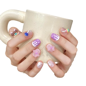 Faux ongles faits main mignons avec design de fille de dessin animé rose et violet