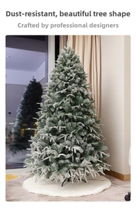 Détail des branches enneigées blanches sur un sapin de Noël réaliste en PVC vert