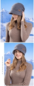 Dettaglio del berretto in maglia grigio scuro che mostra la trama e l'etichetta in pelle