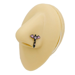 Piercing de nez chauve-souris gothique avec cœur rose sur un modèle en silicone