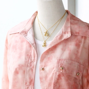 Collier doré multicouche avec pendentifs chien en zircon et ours sur un modèle
