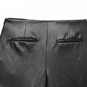 Jupe-culotte noire en similicuir avec poches arrière et taille haute plissée
