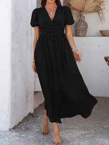 Schwarzes Maxikleid mit V-Ausschnitt, Puffärmeln, Knopfleiste und hohem Beinschlitz