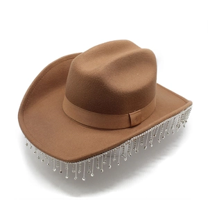 Cappello da cowboy kaki con frange di strass scintillanti e nastro in raso