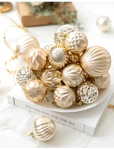 Détail de boules de Noël dorées et champagne avec motifs en losange sur un livre élégant