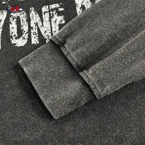 T-shirt in cotone grigio scuro lavato con stampa vintage e polsini a costine