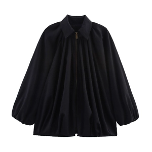 Vue détaillée du blouson noir zippé avec texture plissée verticale et col montant élégant
