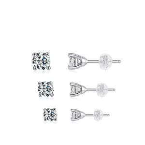 Tre paia di orecchini a lobo in argento S925 e moissanite in dimensioni graduate