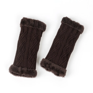 Détail de mitaines en tricot torsadé marron foncé avec bordure en fausse fourrure douce