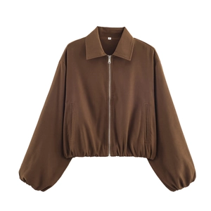 Veste courte marron avec fermeture éclair et poignets élastiques sur fond blanc