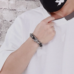 Dettaglio macro del bracciale a maglie osso di drago in acciaio vintage con incisioni