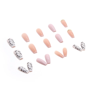 Unghie finte rosa e arancioni con sorrisi neri e piccoli strass brillanti incastonati