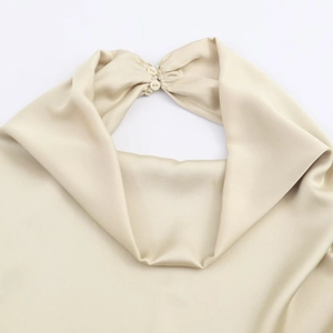 Top beige in raso con scollo all'americana, chiusura a bottoni e tessuto setoso