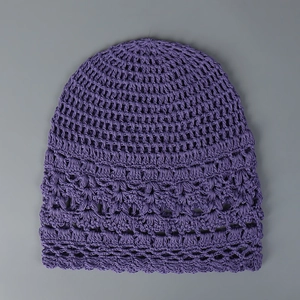 Vista detallada de gorro de verano morado tejido a mano con diseño calado artesanal