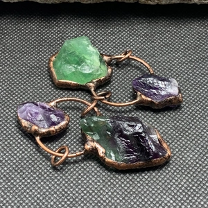 Colgante vintage de bronce con amatista natural y cristales de fluorita en bruto