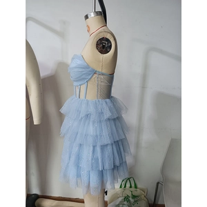 Vue latérale de la robe bustier bleu clair à paillettes avec couches de tulle sur mannequin