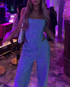 Détail du haut bandeau à paillettes bleu clair et du pantalon avec reflets brillants