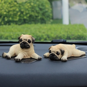 Realistische Mops Welpen Figuren aus Harz auf schwarzen Antirutschmatten für das Auto