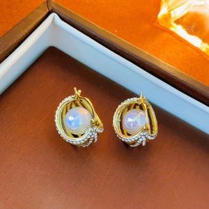 Boucles d'oreilles géométriques dorées avec perles irisées et diamants pavés