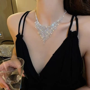 Detail einer eleganten V-förmigen Strass-Fransen-Halskette mit funkelnden Wassertropfen