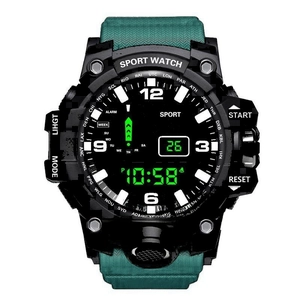 Vue détaillée de la montre de sport numérique à double affichage avec bracelet vert robuste
