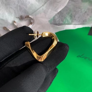 Poliierte 18K vergoldete gedrehte Herz-Ohrringe in minimalistischem geometrischem Stil